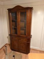 Vitrine Nussbaum massiv, gut erhalten, für Ihr Wohnzimmer