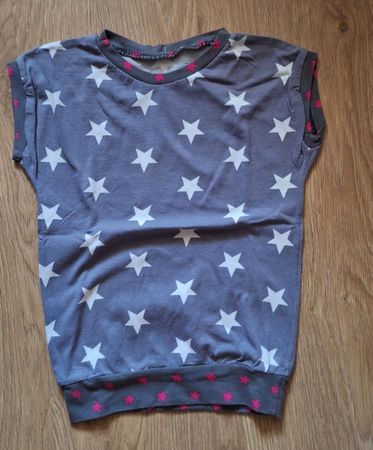 Graues Shirt mit Sternenmotiv und pinken Bündchen Grösse 104