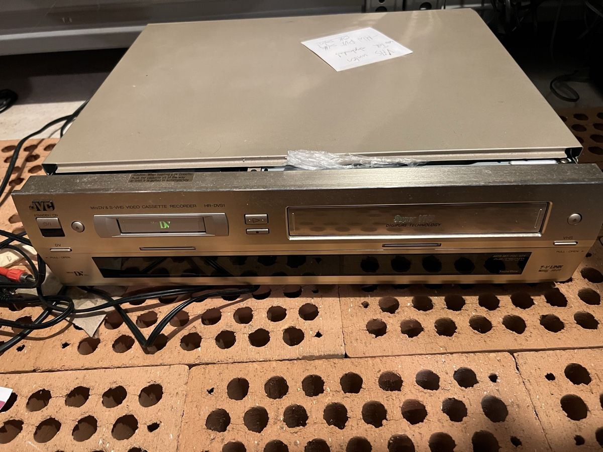 JVC Registratori: JVC HR-DVS1 Videorecorder VHS Player, Mini-DV defekt – Difettoso da Schongau venduto da Retro_Shop