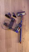 Dyson V7 Fluffy Staubsauger mit Zubehör und Wandhalterung