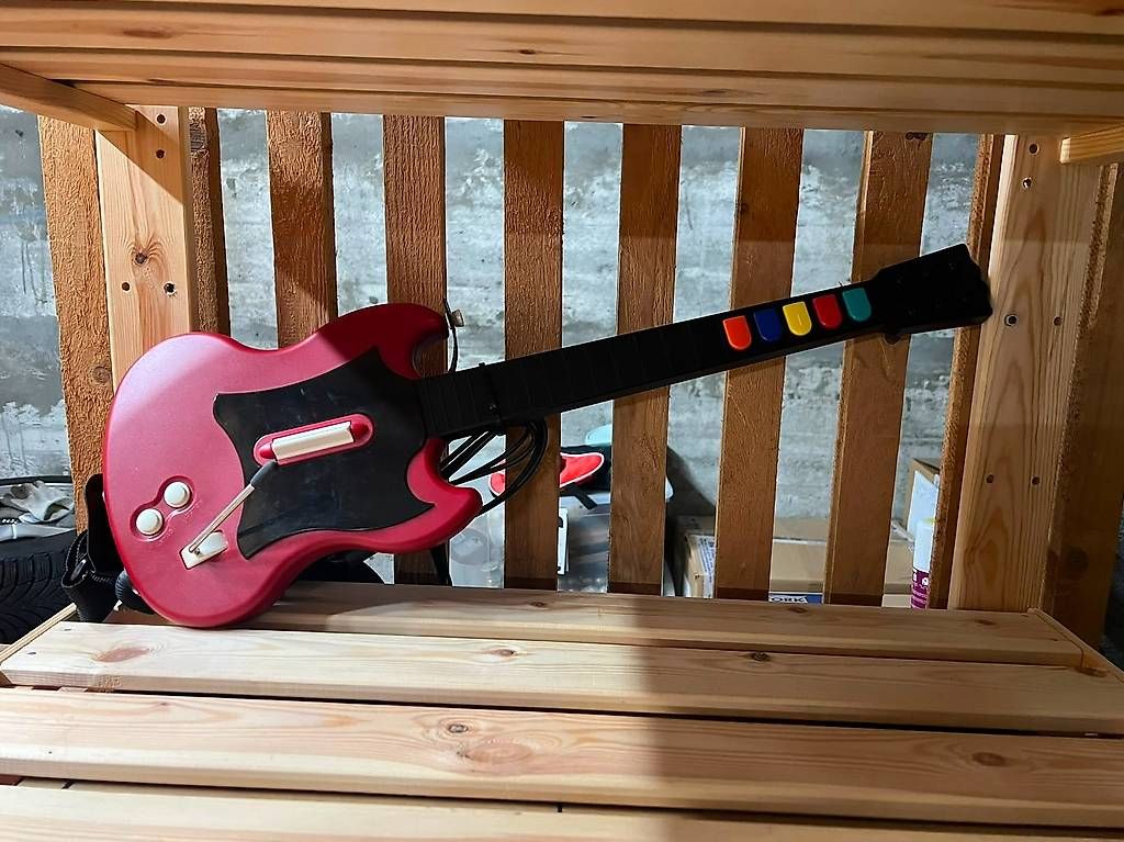 Musikinstrumente: 2x Guitar Hero Gitarre PS2 - Gibson SG Controller Set – Gebraucht aus Aarau von PascalRohrbach