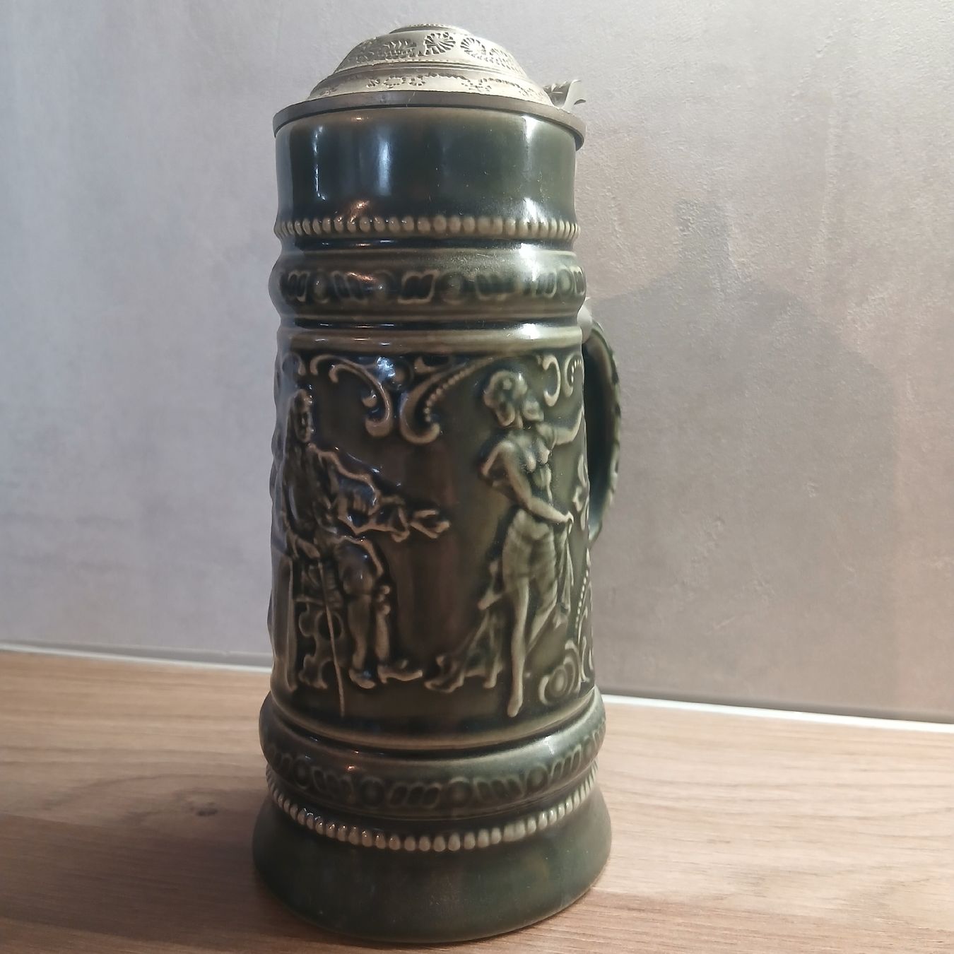 Bicchieri: Antiker Bierkrug mit Zinndeckel – Usato da Rapperswil SG venduto da Danii008 1