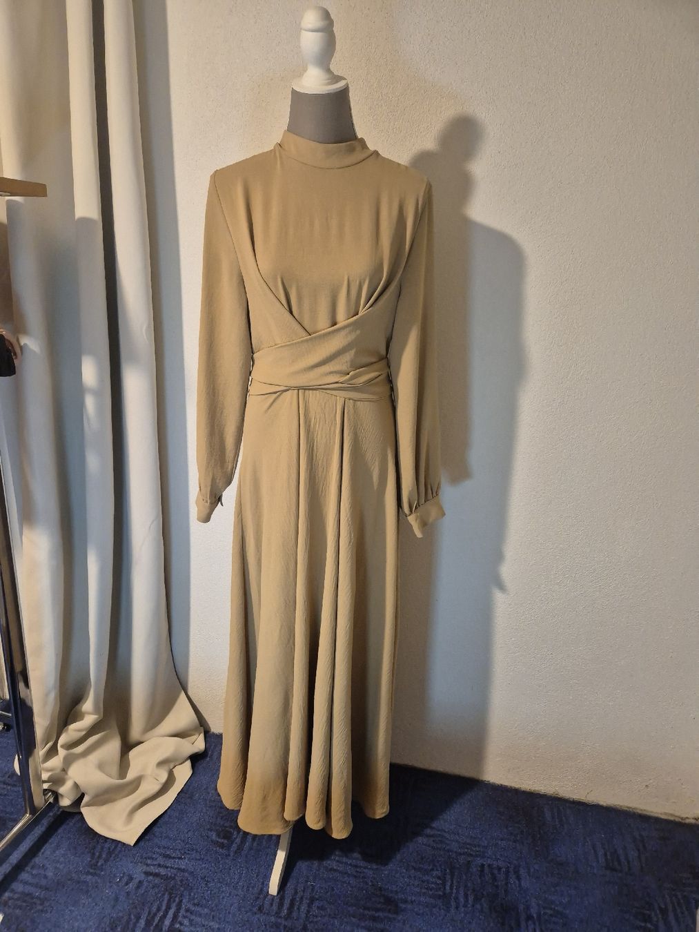 Vestiti: Kleid lang beige mit Bindegürtel, gebrauchter Zustand – Usato da Zürich venduto da Drago670 5