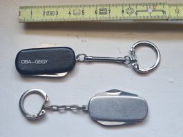 2 porte-clés couteau, 1 Ciba-Geigy, l'autre neutre.
