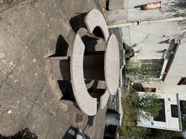 Granittisch mit Sitzbank rund