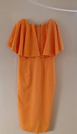 Elegantes Cocktailkleid mit Cape-Ausschnitt in Salmon-Orange
