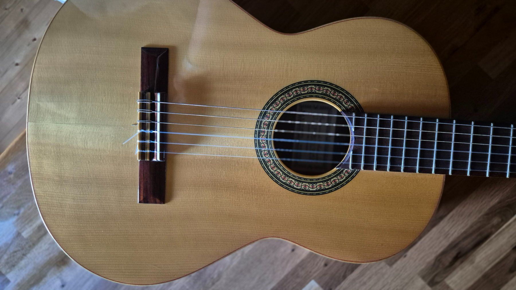 Instruments de musique: Guitare classique bois clair – D'occasion à Mervelier par marbre75 1
