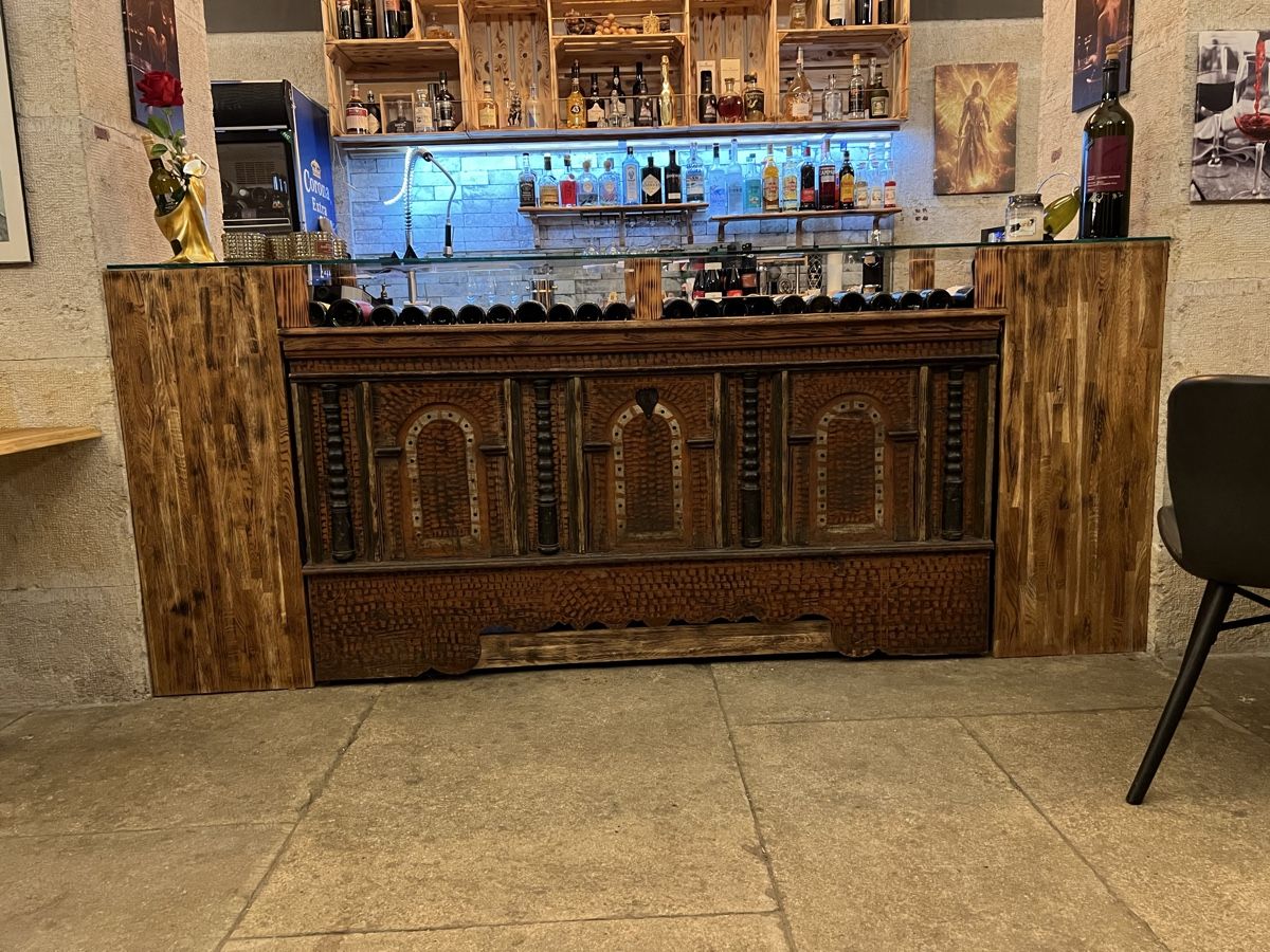 Allestimento di negozi e stand fieristici: Massive Bar Theke aus Holz mit Glasplatte rustikal – Usato da Schlossrued venduto da kry_fwz6