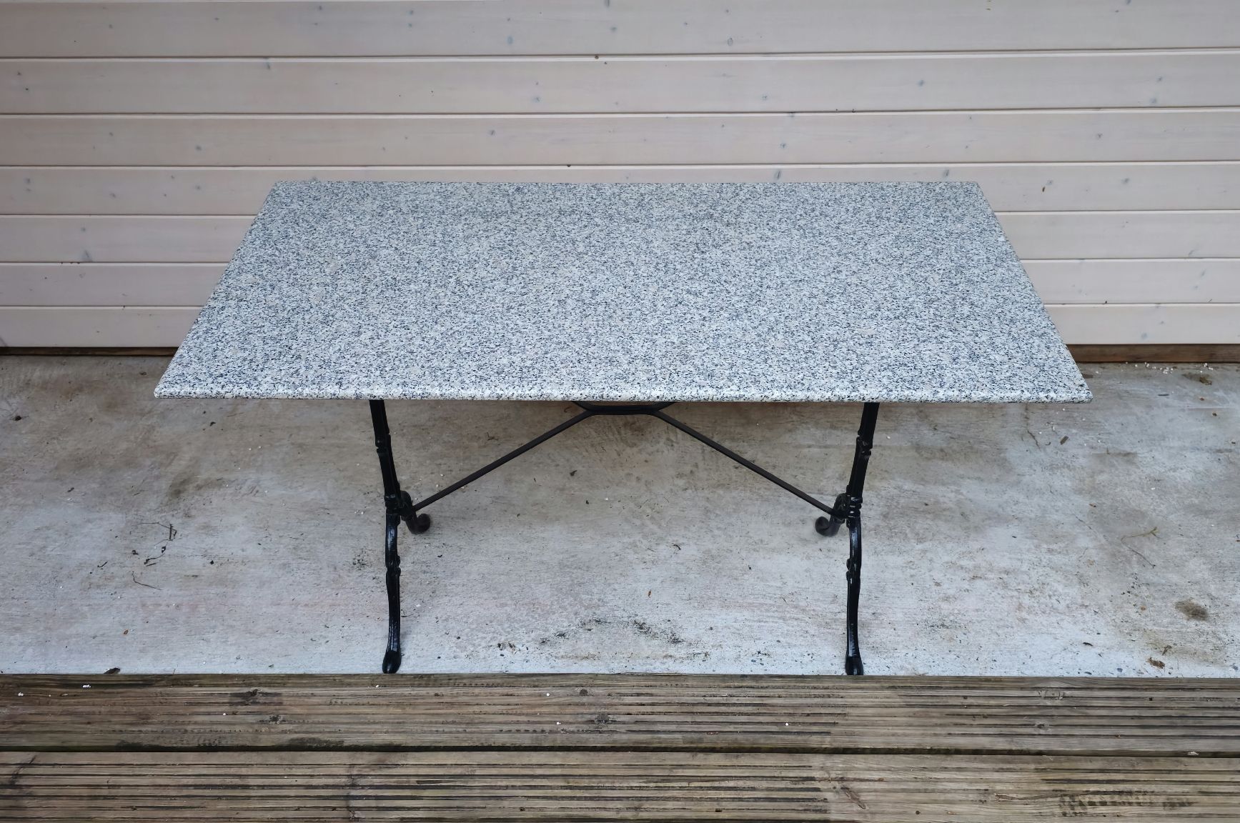 Tavoli: Granittisch mit Gusseisenfuss – Usato da Etzgen venduto da VierRingeA6 3