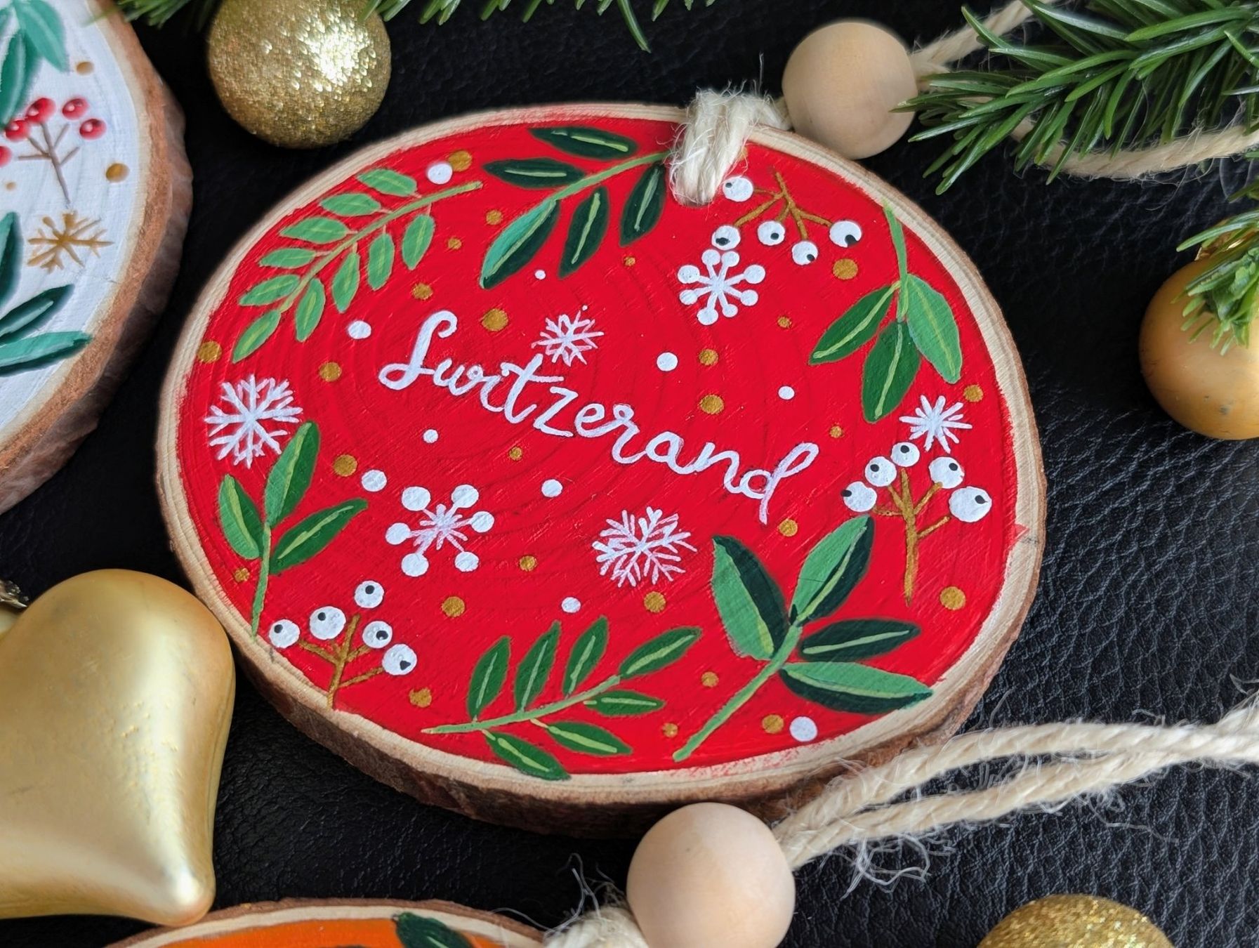 Alle Dekorationen: Handmade Wood Slice Christmas Ornaments – Neu und originalverpackt aus Winterthur von LaVieColor 1