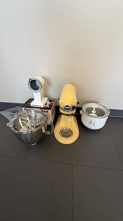 Elettrodomestici da cucina: Robot de cuisine KitchenAid jaune avec accessoires – Usato da Bevaix venduto da FloNat02 1
