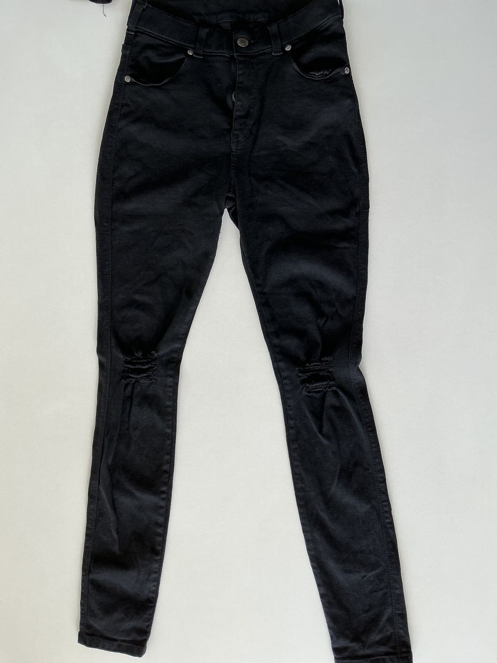 Killstar Lotti di vestiti: Jeans von DR.DENIMJEANSMAKERS UND KILLSTAR-PULLI – Usato da Triesen venduto da boston7 1