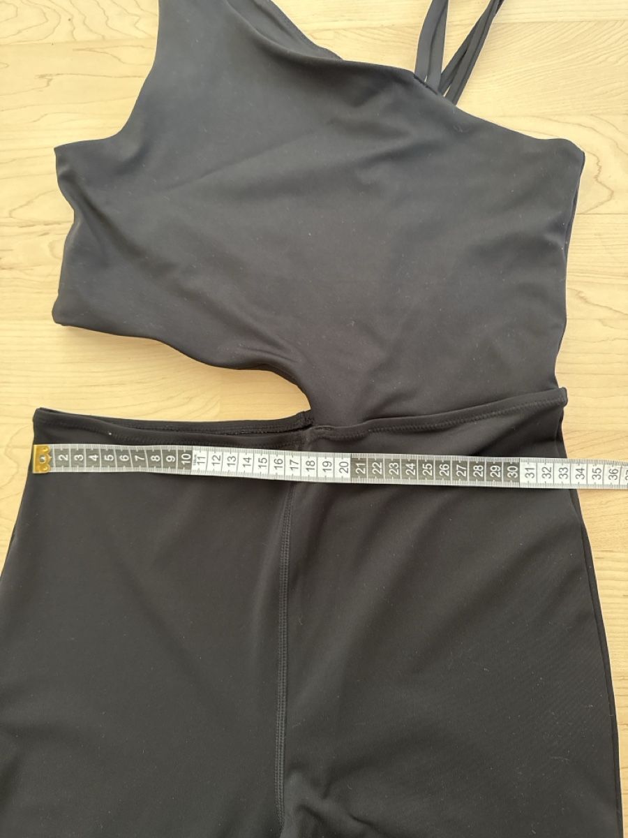 H&M Tute: H&M Move Jumpsuit mit Cut-Out S – Usato da Rorschacherberg venduto da galylea 4