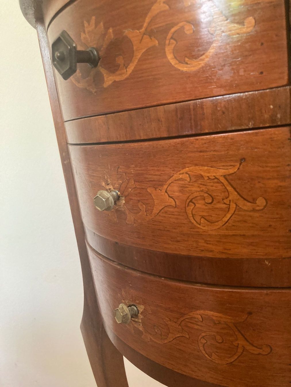 Commodes: Kommode mit eingelegten Ornamenten – D'occasion à Erstfeld par Pfiffholder 6