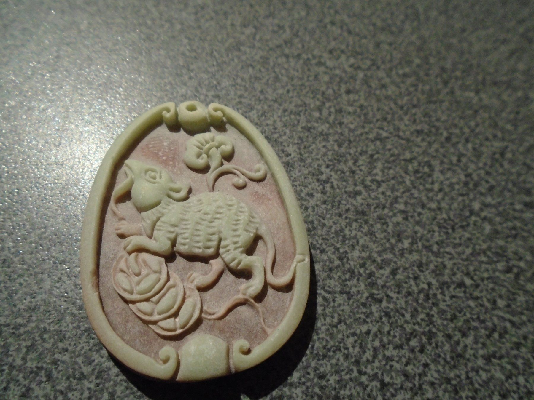 Pendentifs: Anhänger Ratte, oval, grau/braun – Neuf avec emballage d'origine à Zürich par abraxas1291