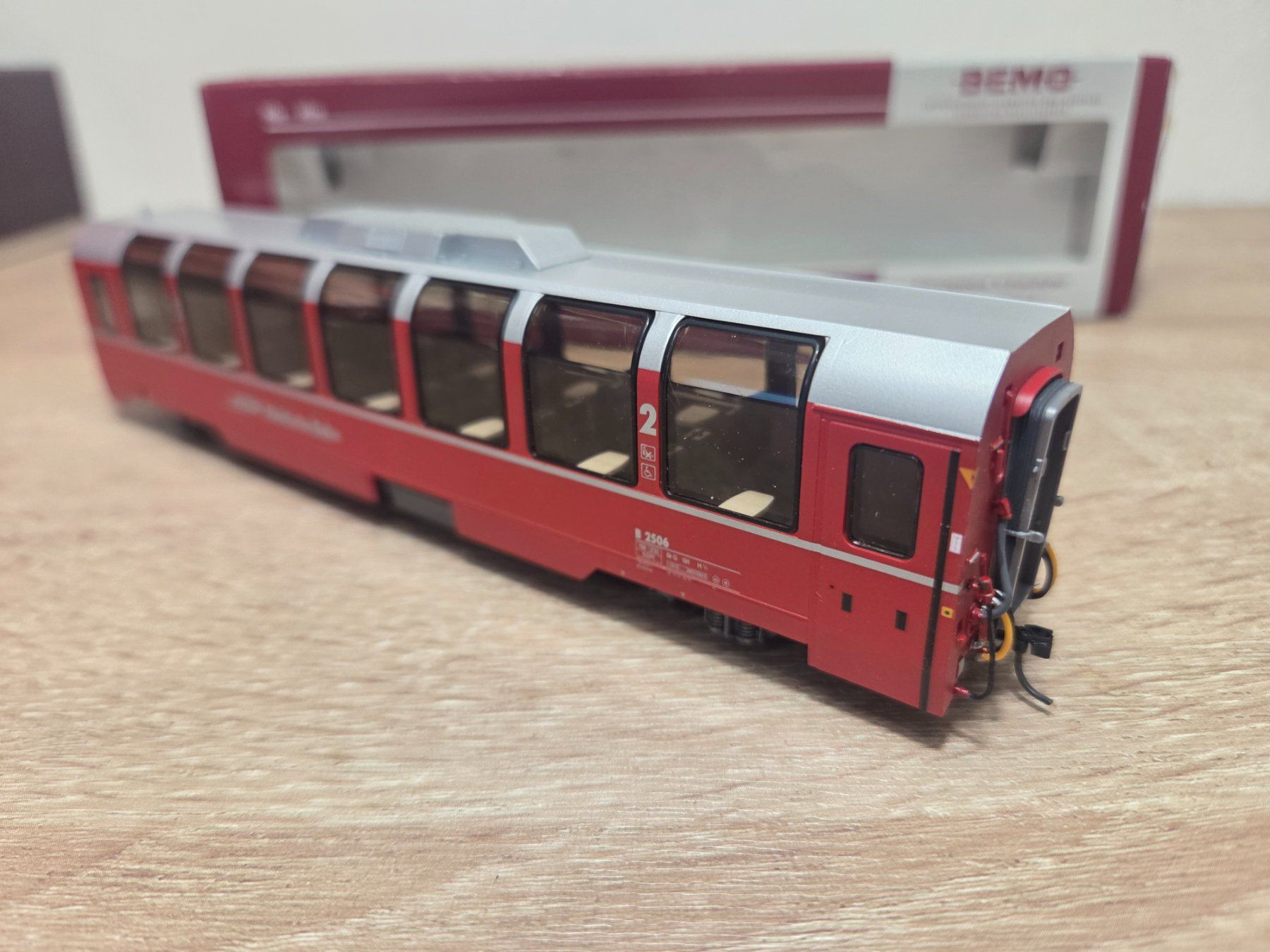 Bemo Modellini di ferrovie: Bemo 3294 106 Panoramawagen RhB H0m – Nuovo e nell'imballaggio originale da St-Aubin-Sauges venduto da Lo_Go 3