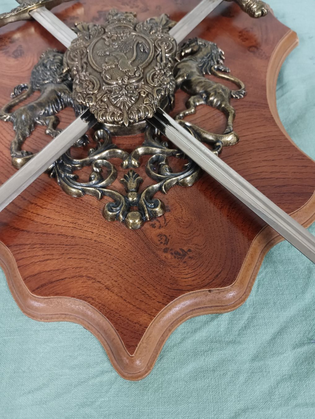 Altre raccolte & rarità: Dekorative Wandhalterung mit Schwertern, Ritter, LARP – Usato da Brislach venduto da Falke666 4