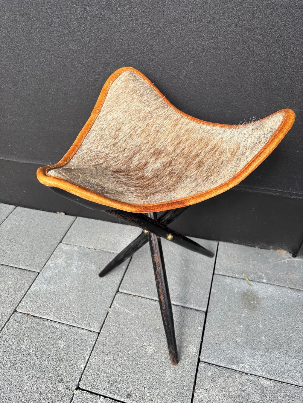 Hocker: 1950s mid century tripod leather stool – Gebraucht aus Steinhausen von ChromeVintage 1
