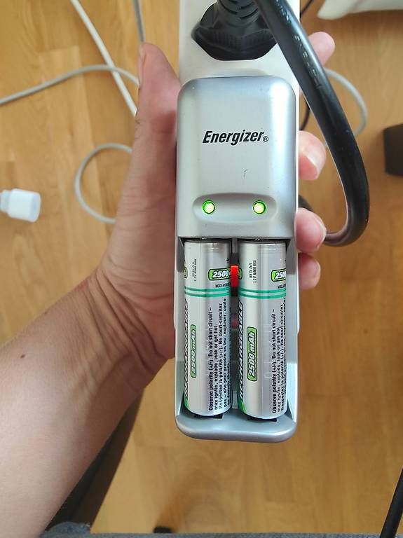 Caricatori & Batterie: Chargeur de piles Energizer + 3 piles rechargeables AA – Usato da Genève venduto da sop_kbp2 1