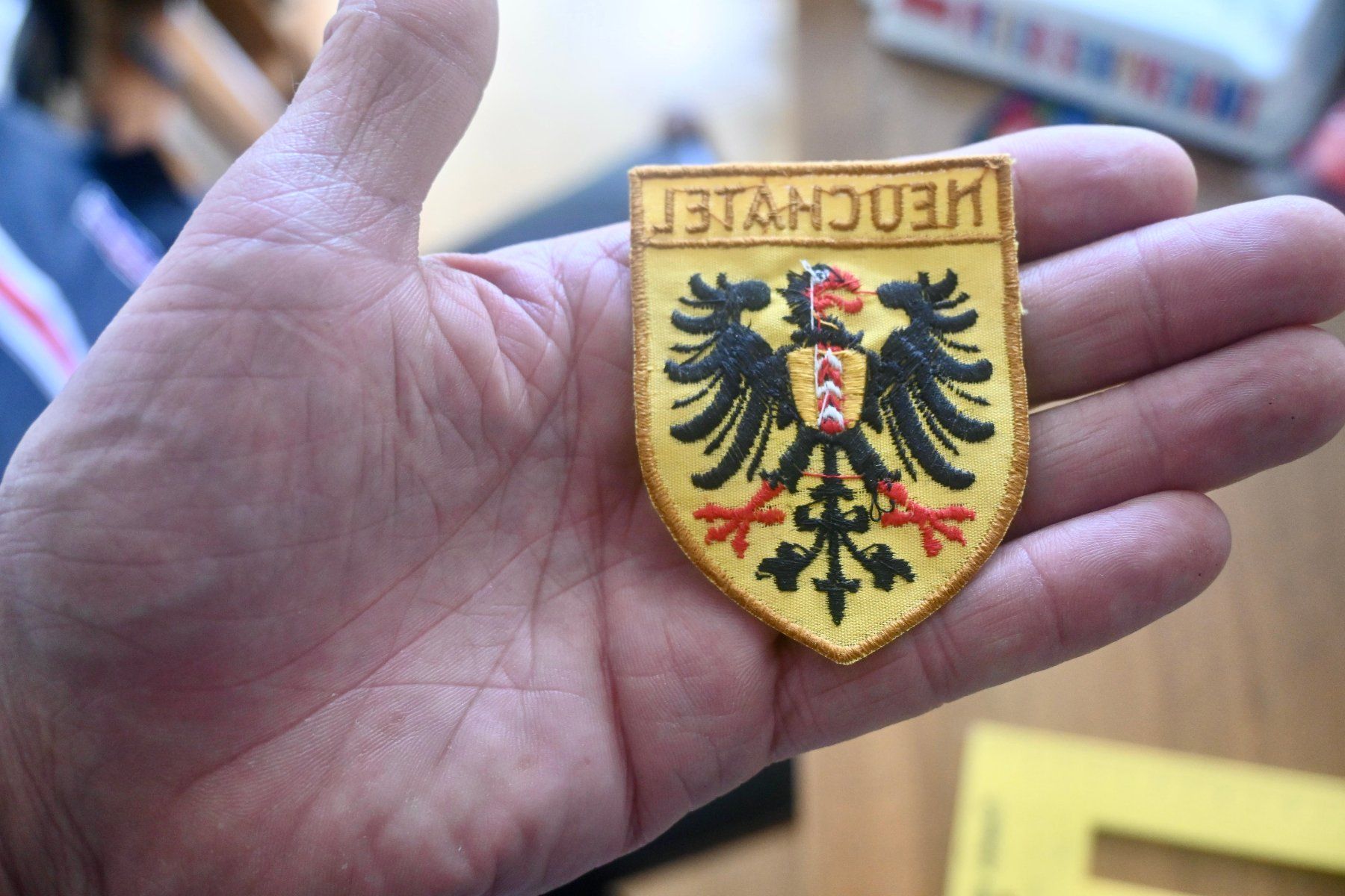 Swiss Placchette & Badge: WAPPEN Neuchatel PATCH badge AUFNÄHER gross – Usato da Pfaffhausen venduto da mono_rec 4