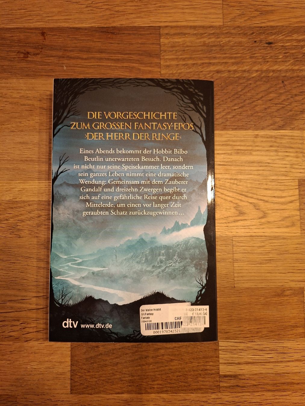 Libri: Der kleine Hobbit - J.R.R. Tolkien – Nuovo (secondo la descrizione) da Oeschenbach venduto da wid_7yqd 1