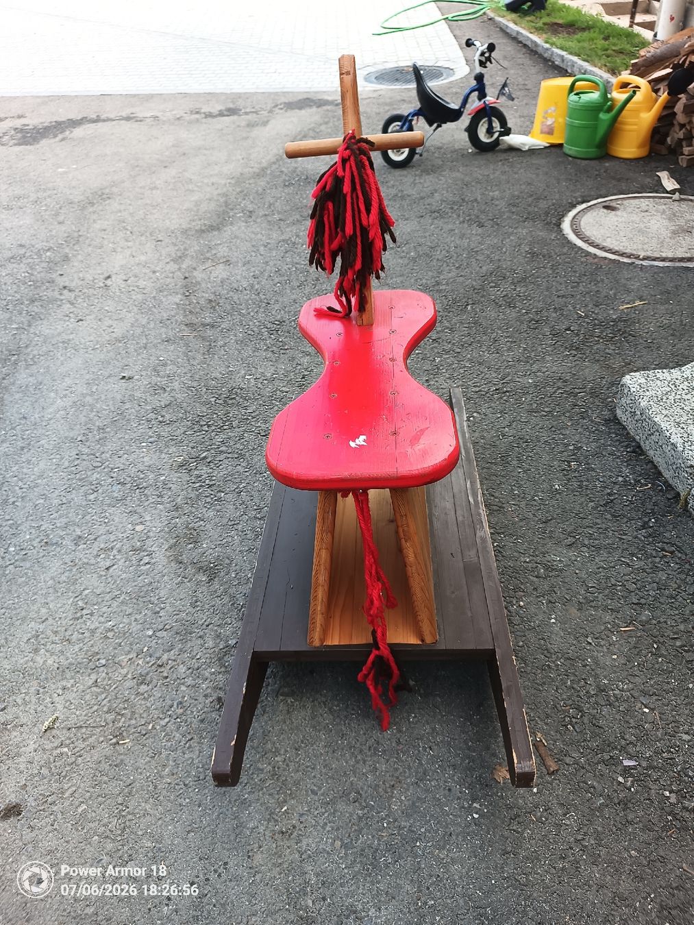 Jouets: Schaukelpferd Holz rot  – D'occasion à Bargen SH par sti_drf8 3