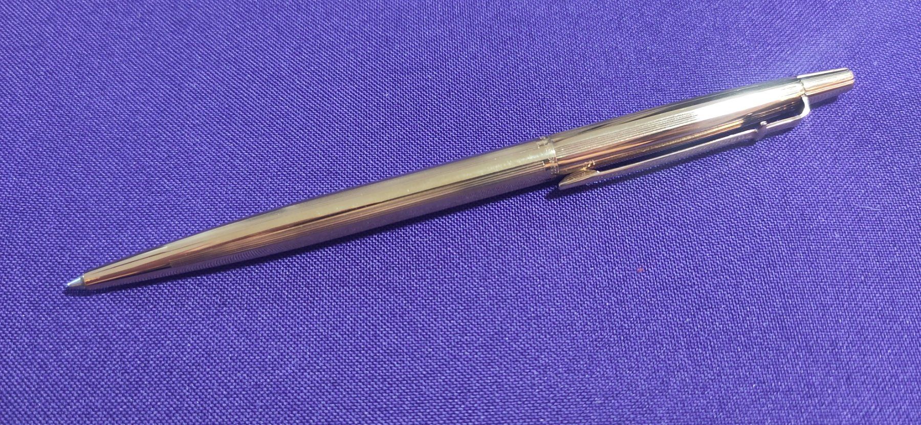 Caran D'Ache Stifte & Marker: Stylo-bille Caran d'Ache plaqué or - épée – Gebraucht aus Lausanne von SIHorvath