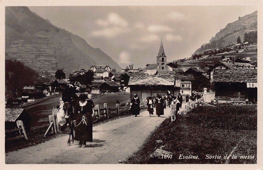Ansichtskarten: Evolène, sortie de la Messe, env. 1925-30 – Gebraucht aus Frauenfeld von POML
