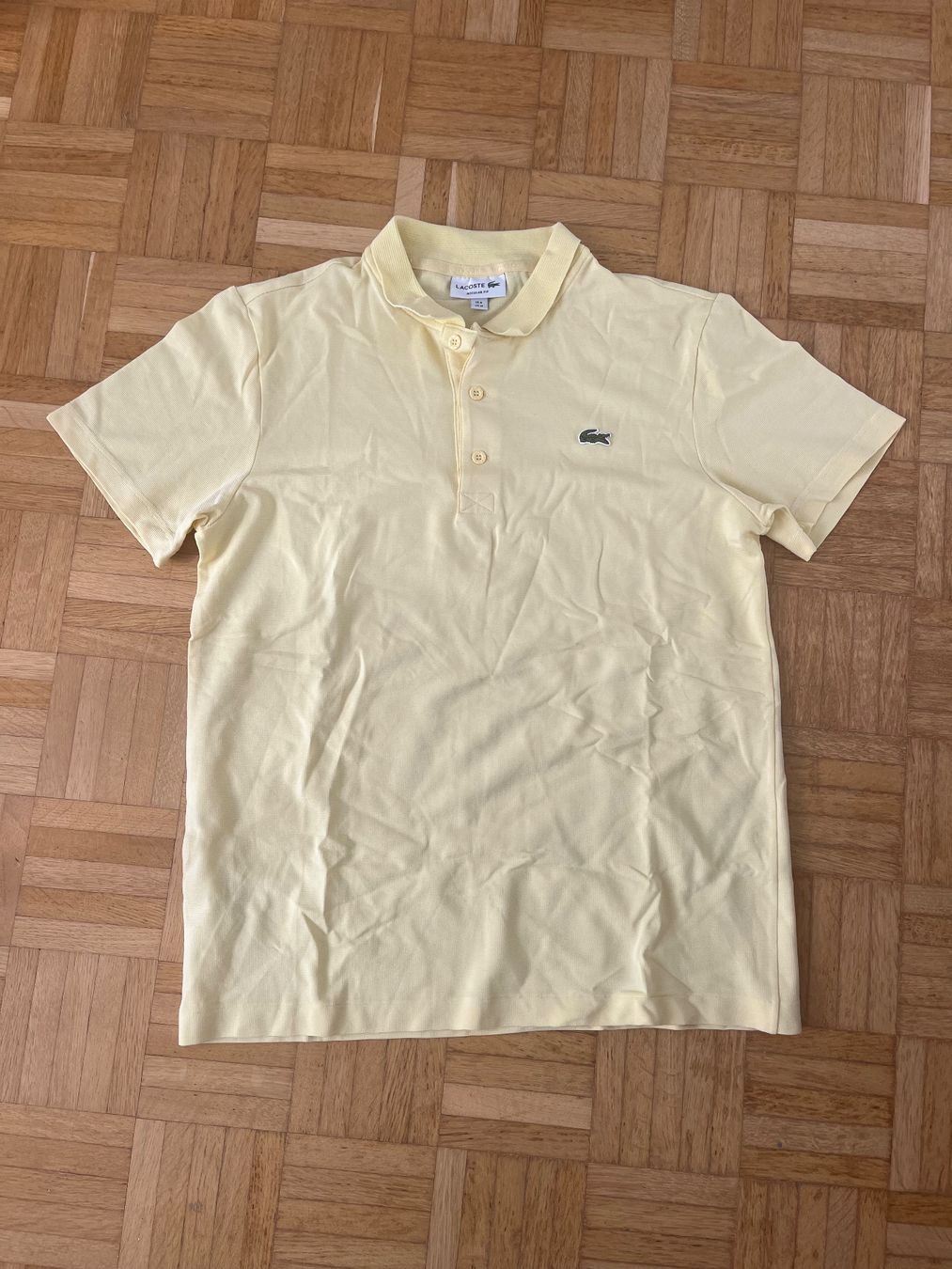Lacoste Polos: Polo lacoste jaune taille M – D'occasion à St-Sulpice VD par fra_6p6z