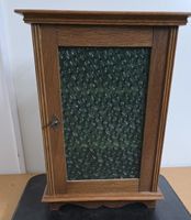 Antiker Wandschrank Eiche mit grünem Ornamentglas