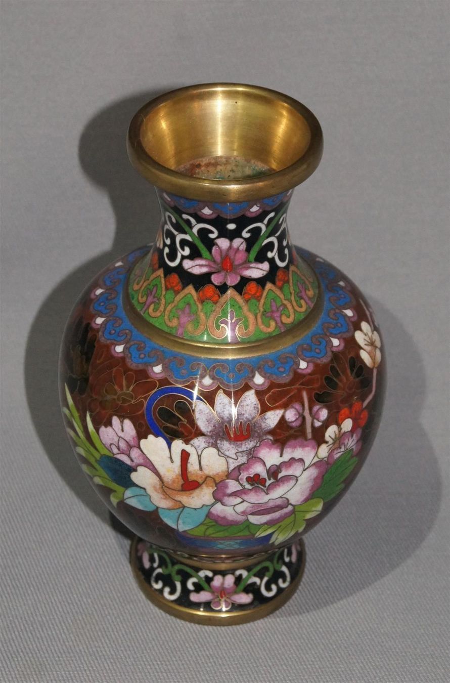 Vasen & Gefässe: Wunderbare, rote Cloisonnéevase mit Päonienblüten usw. – Gebraucht aus Geroldswil von ARTEFACTO 2