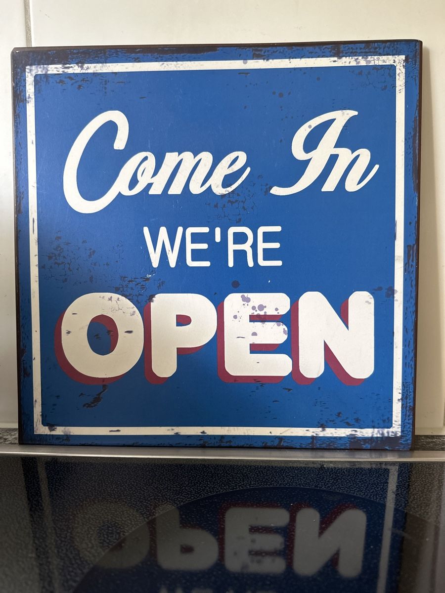Schilder: Neueres Blechschild "Come in We're Open" – Gebraucht aus Zürich von Chaeffeler