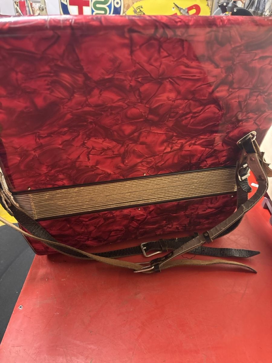 Vintage Strumenti musicali: Fisarmonica vintage rossa, – Usato da basel venduto da Swiss._.1978 6