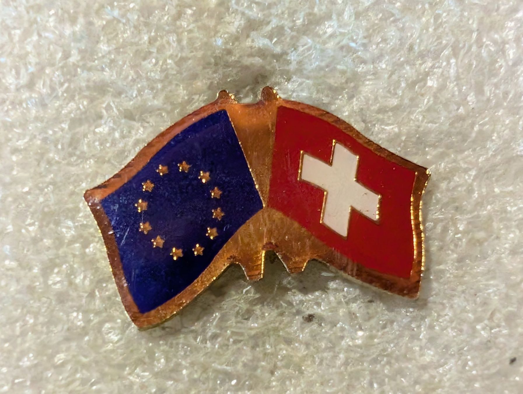 Plaketten & Abzeichen: Ansteckpin 182: Flaggen EU & Schweiz – Gebraucht aus Oppligen von Pin-Fall-Shop