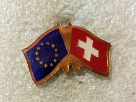 Ansteckpin 182: Flaggen EU & Schweiz