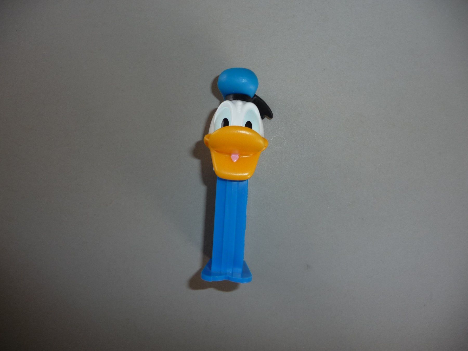 Disney Statuette: Donald Duck PEZ Spender – Usato da Neftenbach venduto da sorge