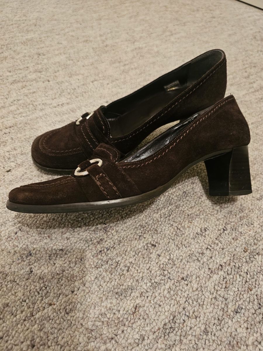 Damenschuhe: Retropumps Wildleder braun mit Blockabsatz – Gebraucht aus Egg b. Zürich von ZeroWaste 1