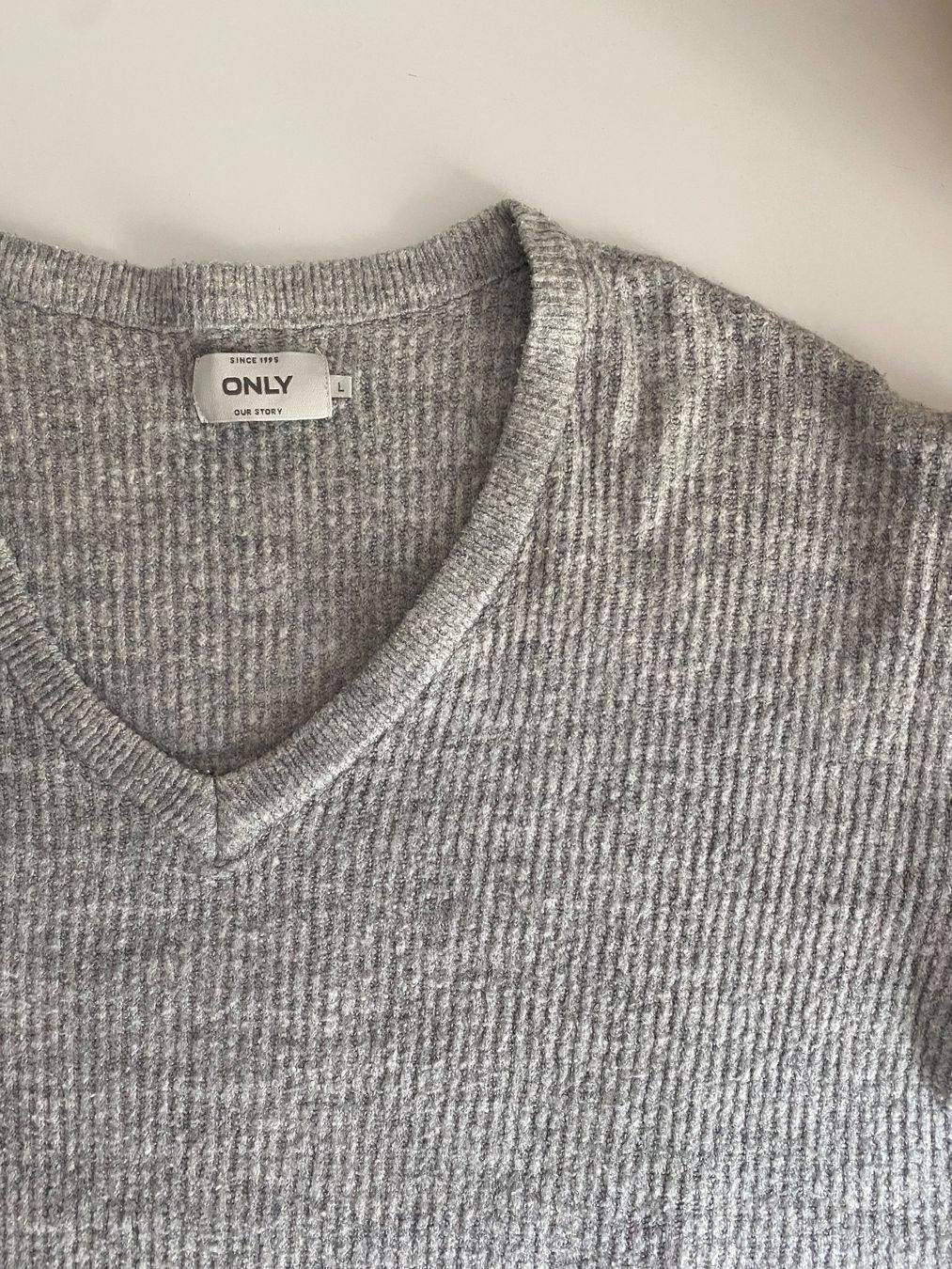 Only Maglioni & Felpe: Grauer Pullover mit V-Ausschnitt – Usato da Bern venduto da Lisa_Joy 2