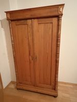 Kleiderschrank aus Holz