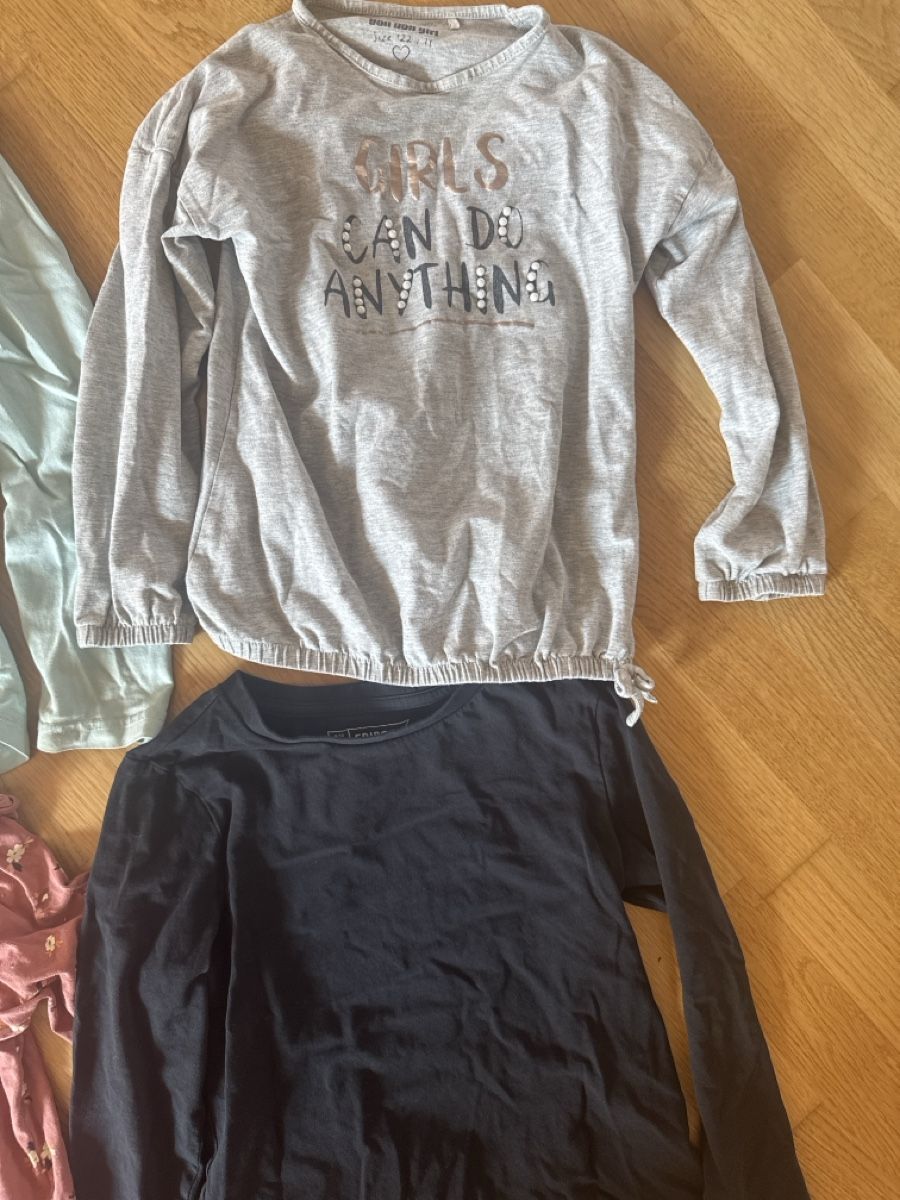 Maglioni & Felpe: 4 Mädchen Langarm-Shirts 128/134 – Usato da Wädenswil venduto da dorodi 2