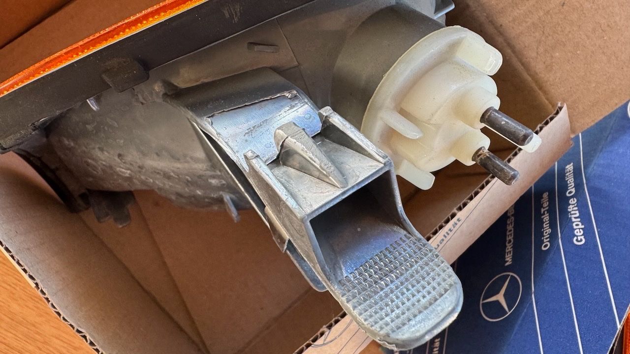 Mercedes-Benz Tutti pezzi di ricambio auto: Blinker Mercedes W124 Original – Usato da Brütten venduto da zhkes 5