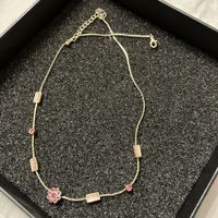 Collier fantaisie fleuri rose - Idéal pour l'été !