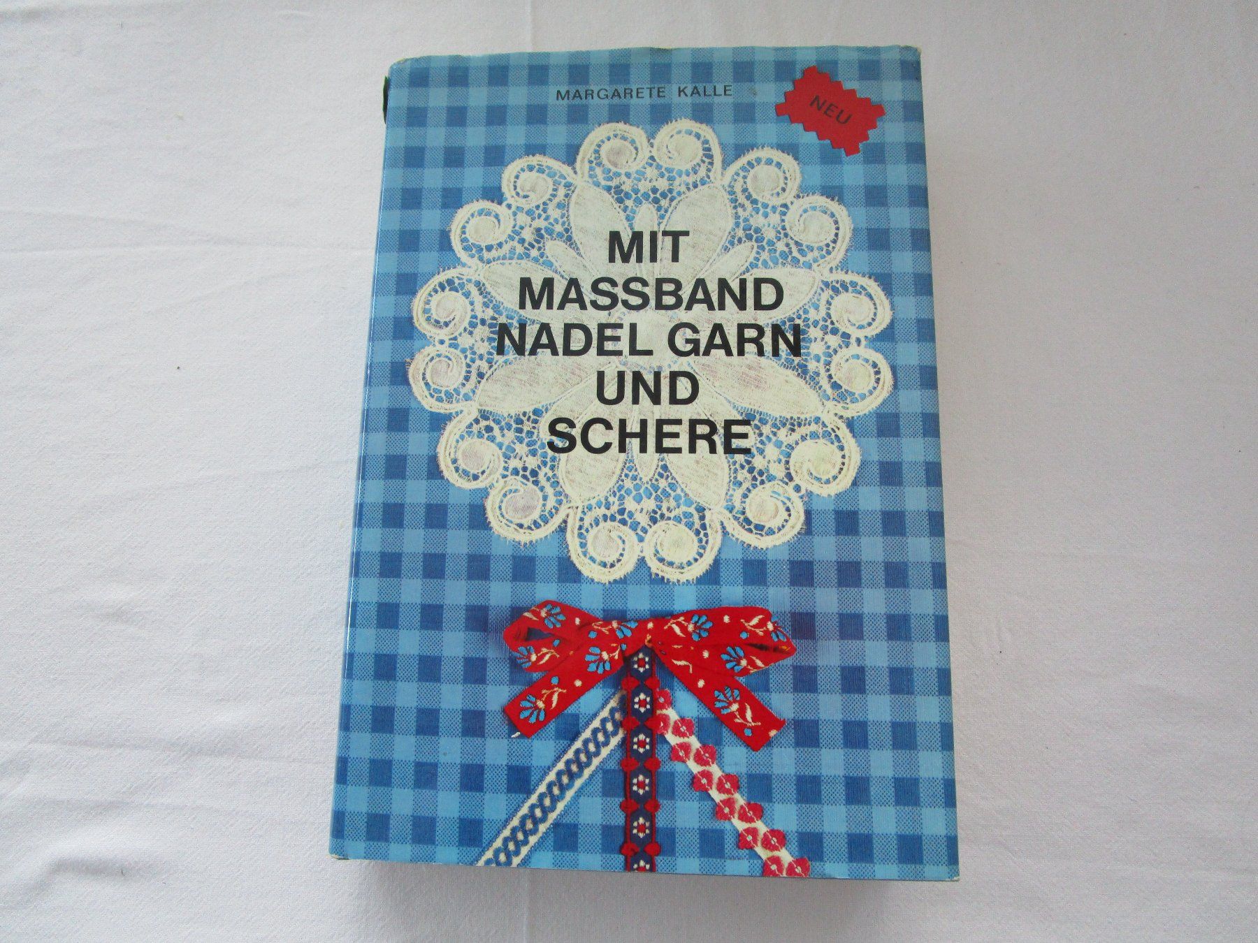 Livres: Handarbeitsbuch / mit Massband Nadel Garn und Schere – D'occasion à Grenchen par Uhus15