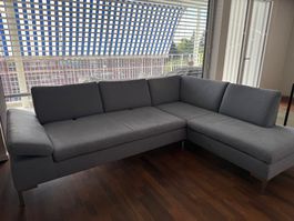 Ecksofa aus Stoff, grau