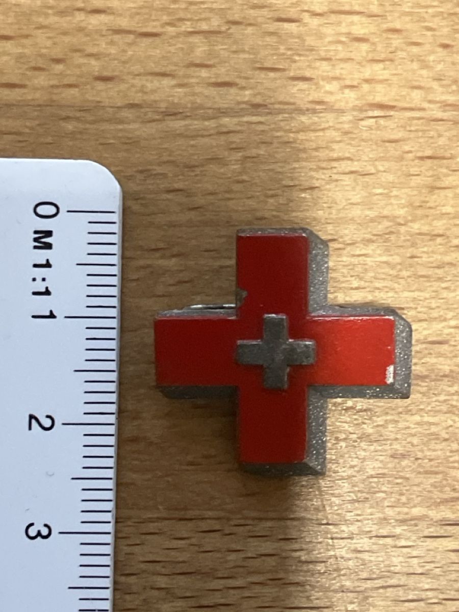 Placchette & Badge: Anzeichen Schweizer Rotes Kreuz 1941 – Usato da Erlenbach im Simmental! venduto da Simmentaler-Perlen