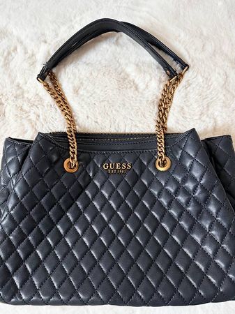GUESS Handtasche Schwarz  Steppmuster & Goldkette