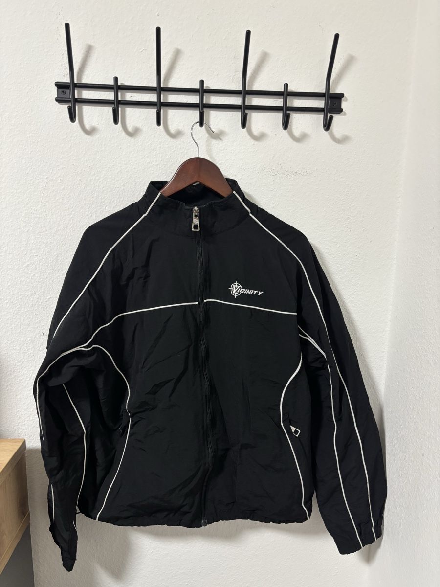 Costumes: Vicinity Trainingsanzug schwarz Grösse L neu – D'occasion à Berg TG par mar_qp2k 4