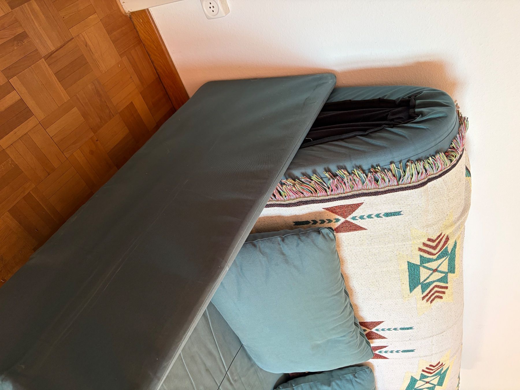 Divani: 2 Seater Sofa Bed with Pillows and Blanket! – Usato da Eglisau venduto da eas_7cth 1