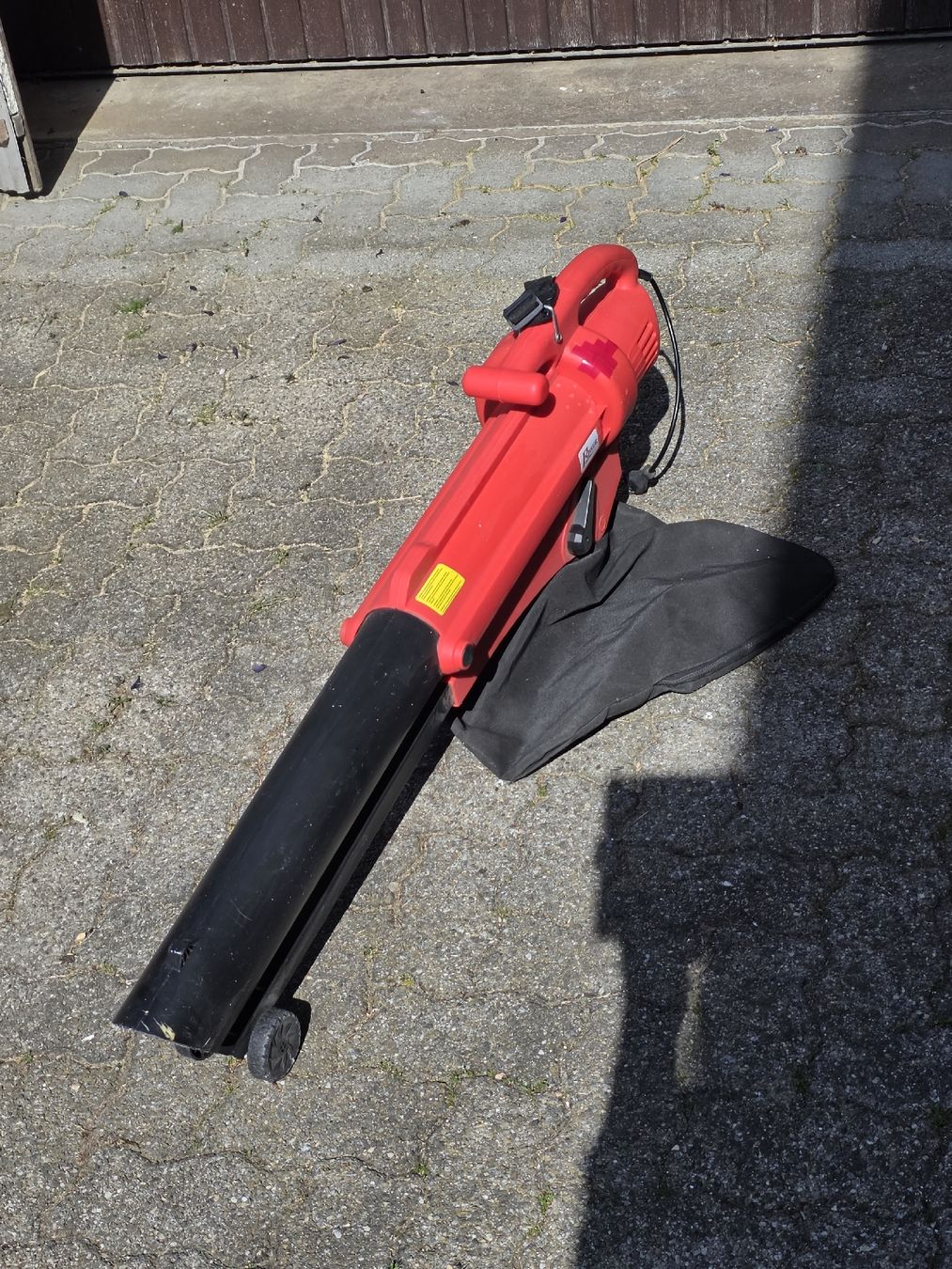 Soffiatori & Aspiratori per foglie: Powerful Red Garden Leaf Blower . – Usato da Hinwil venduto da Ehretstock8 3