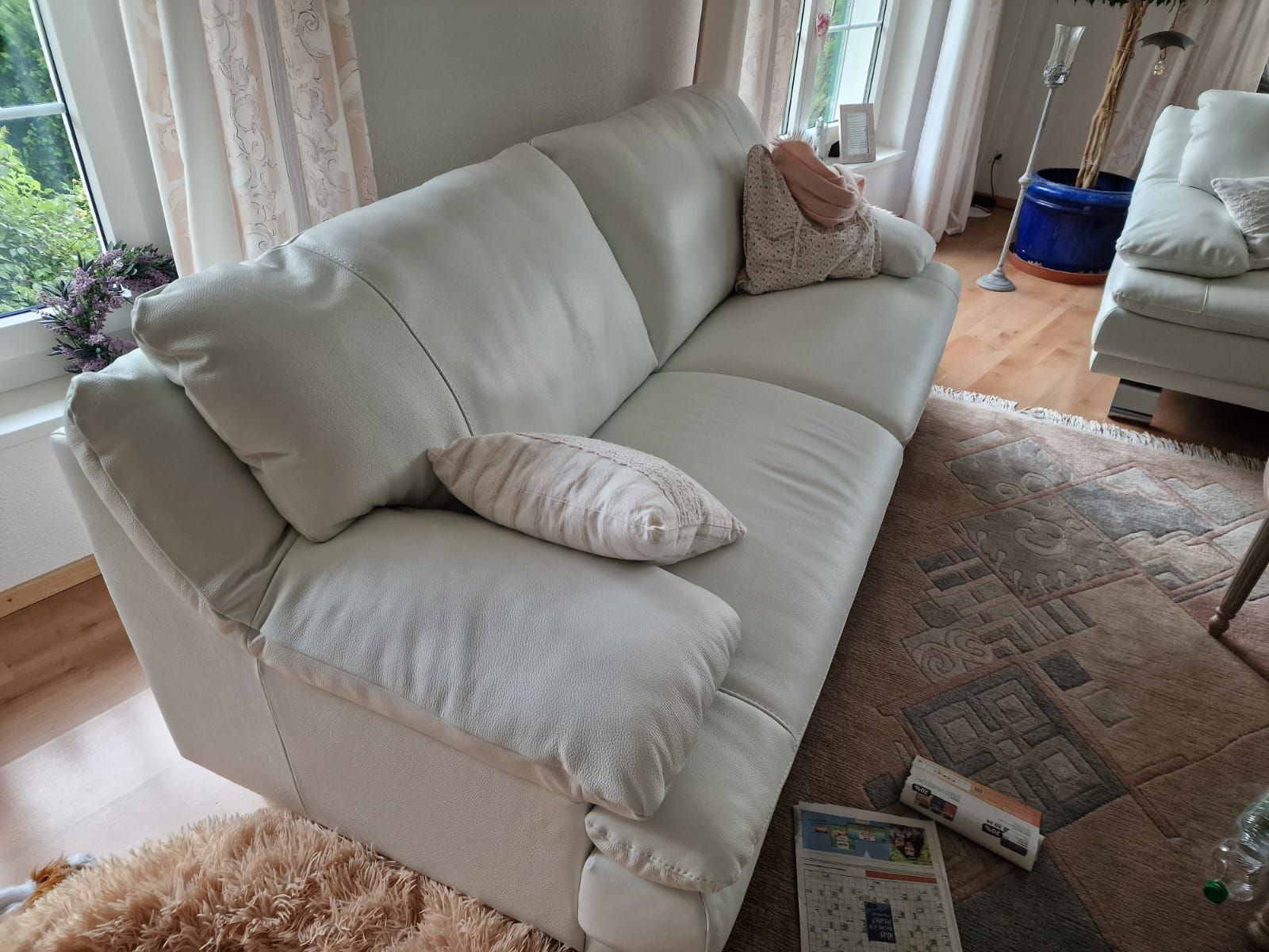 Sofas: Gut erhaltene Ledercouch, weiss, super bequem! – Gebraucht aus Gossau ZH von CR9 4